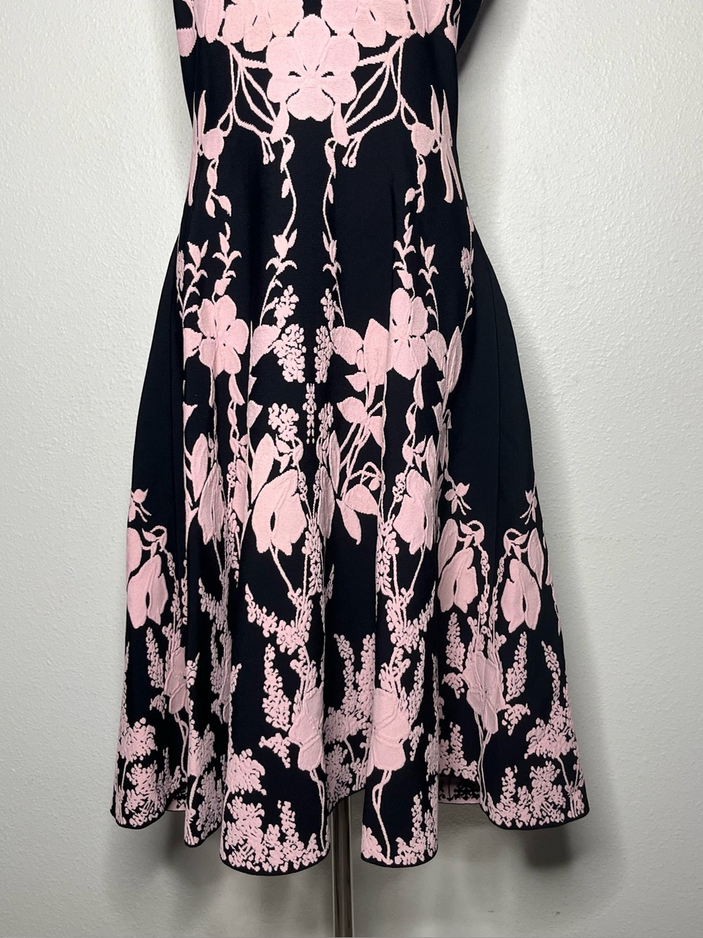 Alexander McQueen Black Pink Floral Jacquard Knit Cap Sleeve Fit & Flare Dress - Picture 3 of 8